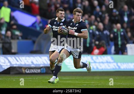 Edimburgo, Regno Unito. 1 febbraio 2025. Huw Jones della Scozia segna la sua seconda meta durante la partita del Six Nations Championship al Murrayfield Stadium di Edimburgo. Il credito per immagini dovrebbe essere: Neil Hanna/Sportimage Credit: Sportimage Ltd/Alamy Live News Foto Stock