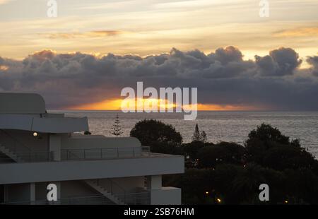 Tramonto dal balcone di un hotel sulla costa vicino a Funchal, Madeira, Portogallo Foto Stock