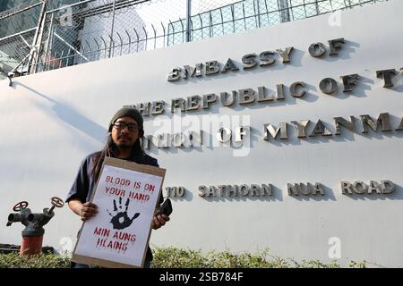 Bangkok, Thailandia. 1 febbraio 2025. BANGKOK, THAILANDIA 1 febbraio 2025 - gli attivisti hanno tenuto un evento chiamato "4 anni di colpo di stato in Myanmar, 4 anni di massacro" davanti all'ambasciata del Myanmar in Thailandia. (Foto di Teera Noisakran/Sipa USA) credito: SIPA USA/Alamy Live News Foto Stock
