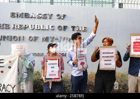 Bangkok, Thailandia. 1 febbraio 2025. BANGKOK, THAILANDIA 1 febbraio 2025 - gli attivisti hanno tenuto un evento chiamato "4 anni di colpo di stato in Myanmar, 4 anni di massacro" davanti all'ambasciata del Myanmar in Thailandia. (Foto di Teera Noisakran/Sipa USA) credito: SIPA USA/Alamy Live News Foto Stock