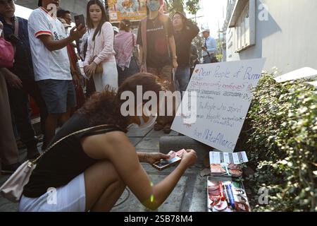 Bangkok, Thailandia. 1 febbraio 2025. BANGKOK, THAILANDIA 1 febbraio 2025 - gli attivisti hanno tenuto un evento chiamato "4 anni di colpo di stato in Myanmar, 4 anni di massacro" davanti all'ambasciata del Myanmar in Thailandia. (Foto di Teera Noisakran/Sipa USA) credito: SIPA USA/Alamy Live News Foto Stock