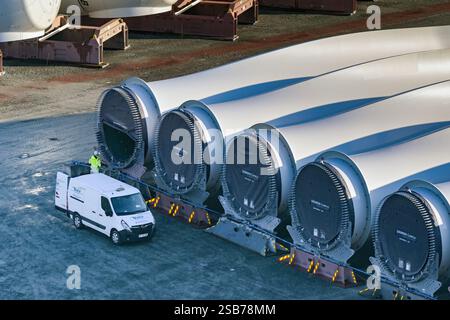 Le Havre, Francia, Europa - 16 gennaio 2025: Pale per turbine eoliche di grandi dimensioni realizzate da Siemens sui moli del porto di le Havre con un furgone a fianco. Foto Stock