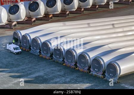 Le Havre, Francia, Europa - 16 gennaio 2025: Pale per turbine eoliche di grandi dimensioni realizzate da Siemens sui moli del porto di le Havre con un furgone a fianco. Foto Stock