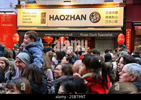 LONDRA, REGNO UNITO. 1 febbraio 2025. 2025 Chinatown è piena di persone che visitano e guardano la festa della danza Liom Capodanno cinese del serpente. Molti ristoranti cinesi sono decorati con personaggi fortunati della tradizione cinese per il felice Capodanno Cinese - Lion Dance a Chinatown, Londra, Inghilterra. (Foto di 李世惠/SEE li/Picture Capital) credito: Vedi li/Picture Capital/Alamy Live News Foto Stock