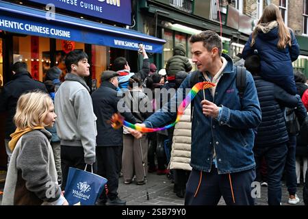LONDRA, REGNO UNITO. 1 febbraio 2025. 2025 Chinatown è piena di persone che visitano e guardano la festa della danza Liom Capodanno cinese del serpente. Molti ristoranti cinesi sono decorati con personaggi fortunati della tradizione cinese per il felice Capodanno Cinese - Lion Dance a Chinatown, Londra, Inghilterra. (Foto di 李世惠/SEE li/Picture Capital) credito: Vedi li/Picture Capital/Alamy Live News Foto Stock