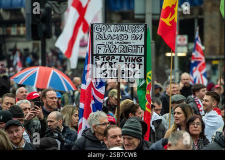 Londra, Inghilterra, Regno Unito. 1 febbraio 2025. I sostenitori di Tommy Robinson bandiere e striscioni in mano durante una protesta vicino alla stazione di Waterloo a Londra. (Credit Image: © Thomas Krych/ZUMA Press Wire) SOLO PER USO EDITORIALE! Non per USO commerciale! Foto Stock