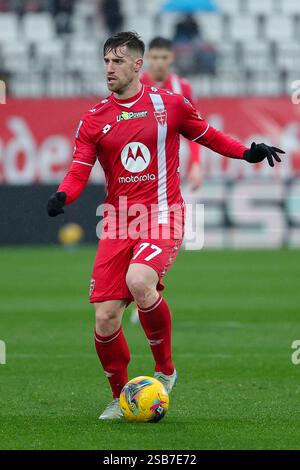 1 febbraio 2025; Stadio Brianteo, Monza, Italia, calcio di serie A, Monza contro Hellas Verona; Georgios Kyriakopoulos dell'AC Monza sul ballo Foto Stock