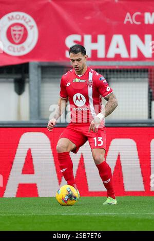 1 febbraio 2025; Stadio Brianteo, Monza, Italia, calcio di serie A, Monza contro Hellas Verona; Pedro Pereira dell'AC Monza sul pallone Foto Stock