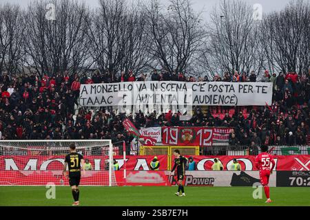 1 febbraio 2025; Stadio Brianteo, Monza, Italia, calcio di serie A, Monza contro Hellas Verona; fan dell'AC Monza Foto Stock