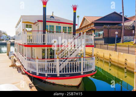 Los Angeles, California - 17 dicembre 2024: Colorato yacht d'epoca chiamato Fantasea Yachts ormeggiato a Marina del Rey, che mostra un'architettura unica e. Foto Stock