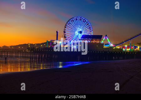 Los Angeles, California - 18 dicembre 2024: La ruota panoramica illuminata del molo di Santa Monica offre una vista mozzafiato al tramonto, che riflette la colorata labbra Foto Stock