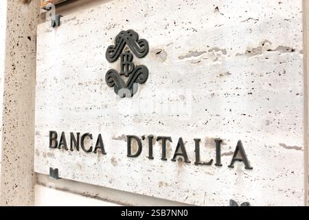 Roma, Italia - 8 gennaio 2025: Banca centrale Italiana Banca D'Italia firma con logo su marmo travertino Palazzo Koch a Roma Foto Stock