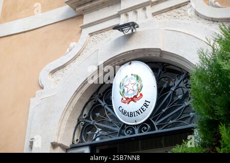 Roma, Italia - 8 gennaio 2025: Emblema sull'ingresso dell'edificio alla stazione di polizia dei Carabinieri in Piazza di Sant Ignazio a Roma Foto Stock