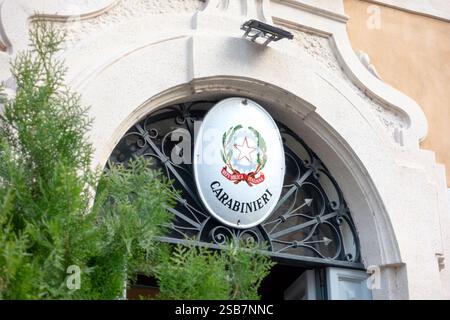 Roma, Italia - 8 gennaio 2025: Emblema sull'ingresso dell'edificio alla stazione di polizia dei Carabinieri in Piazza di Sant Ignazio a Roma Foto Stock