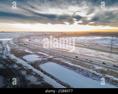 Il traffico della tangenziale durante l'alba con pendolari e semi-camion trasporta merci lungo Stoney Trail Calgary, Alberta Canada. Foto Stock