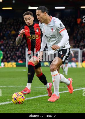Bournemouth, Regno Unito. 1 febbraio 2025. Bournemouth Bournemouth, Inghilterra, 1 febbraio 2025: Marcus Tavernier (a sinistra) del Bournemouth si batte con Virgil van Dijk (a destra) del Liverpool durante la partita di Premier League tra Bournemouth e Liverpool al Vitality Stadium di Bournemouth, Inghilterra. (David Horton/SPP) (David Horton/SPP) credito: SPP Sport Press Photo. /Alamy Live News Foto Stock