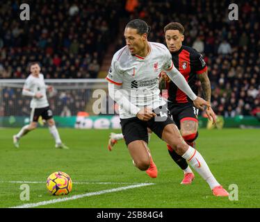 Bournemouth, Regno Unito. 1 febbraio 2025. Bournemouth Bournemouth, Inghilterra, 1 febbraio 2025: Virgil van Dijk (sinistra) del Liverpool sotto pressione di Marcus Tavernier (destra) del Bournemouth durante la partita di calcio di Premier League tra Bournemouth e Liverpool al Vitality Stadium di Bournemouth, Inghilterra. (David Horton/SPP) (David Horton/SPP) credito: SPP Sport Press Photo. /Alamy Live News Foto Stock