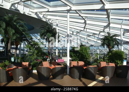 Nave da crociera Royal Caribbean's Ovation of the Seas in viaggio verso l'Alaska, con innumerevoli balconi, un osservatorio e solarium Foto Stock