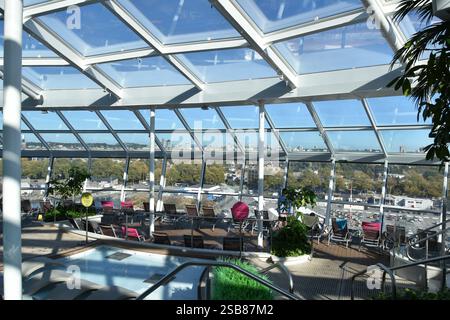 Nave da crociera Royal Caribbean's Ovation of the Seas in viaggio verso l'Alaska, con innumerevoli balconi, un osservatorio e solarium Foto Stock