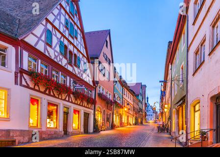 Rothenburg ob der Tauber, Germania. Via Schimedgasse e Marktplatz, centro storico. Affascinante città sulla strada Romantica, panoramica Baviera viaggio dest Foto Stock