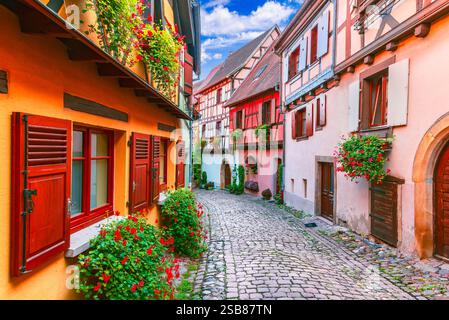 Eguisheim, Francia. Affascinante villaggio dell'Alsazia, caratterizzato da case colorate a graticcio, strade acciottolate, vigneti e fascino medievale. Foto Stock