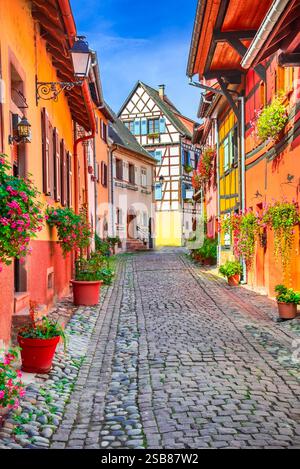 Eguisheim, Alsazia - Francia. Splendido villaggio francese, case colorate e in legno, strade acciottolate, fascino medievale. Foto Stock