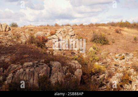 fantastico autunno in un canyon di montagna, enormi rocce Foto Stock