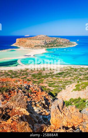 Laguna di Balos a Creta, Grecia, spiaggia mozzafiato con acque cristalline, sabbia bianca soffice e scogliere costiere frastagliate. Foto Stock