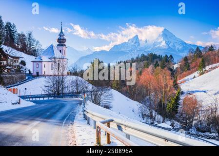Baviera, Germania. Paesaggio ghiacciato invernale con la famosa chiesa di Maria Gern e il monte Watzmann nelle Alpi Berchtesgaden. Foto Stock