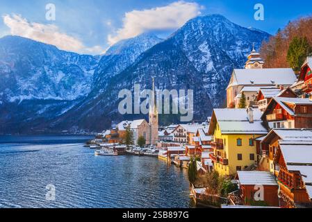 Hallstatt, Austria. Idilliaco villaggio alpino innevato, tranquillo lago, montagne maestose e soleggiato fascino invernale. Foto Stock
