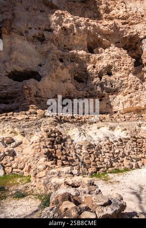 Una scogliera rocciosa con un piccolo edificio in cima. L'edificio è in pietra e ha alcune finestre. La scena è di solitudine e isolamento Foto Stock