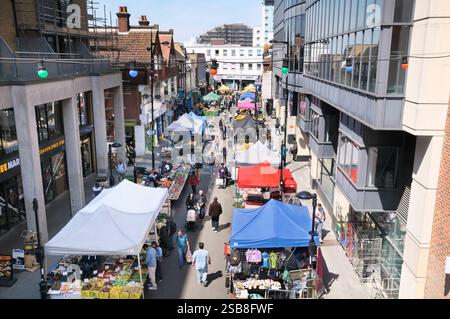 Surrey Street Market è uno dei più antichi mercati di strada della Gran Bretagna ed è attivo dal 1276. Croydon, Inghilterra, Regno Unito. Bancarelle di frutta e verdura Foto Stock