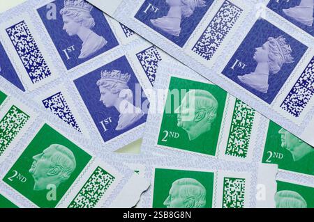 Royal mail francobolli di prima e seconda classe con codici a barre. Il francobollo con codice a barre è stato introdotto per la prima volta nel febbraio 2022. Inghilterra, Regno Unito. 1° 2° Foto Stock