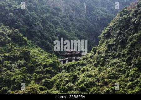Tempio vietnamita in montagna. Trang An, Ninh Binh, Vietnam Foto Stock