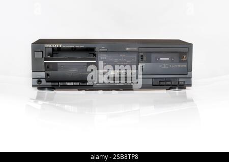 Deck per cassette su sfondo bianco - doppio lettore a nastro vintage senza sfondo per ritaglio Foto Stock