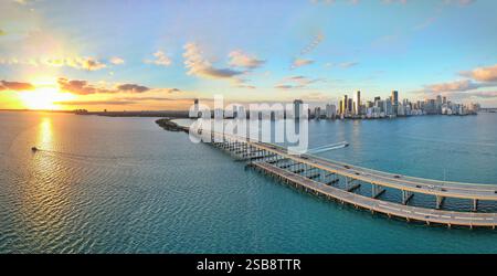 Vista aerea dello skyline di Miami al tramonto da Biscayne Bay. Miami, Florida, Stati Uniti. Foto Stock