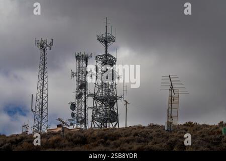 Torri di telecomunicazione a Shaffer Mountain, Lassen County, California, forniscono cellulare, radio, e segnali di dati in aree remote sotto un cielo coperto. Foto Stock