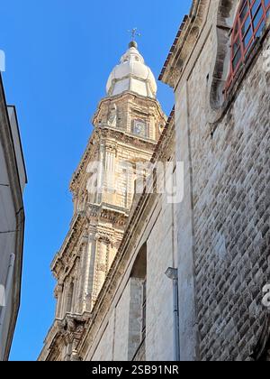 Monopoli, Italia. Il campanile della cattedrale medievale cattolica romana. Foto Stock