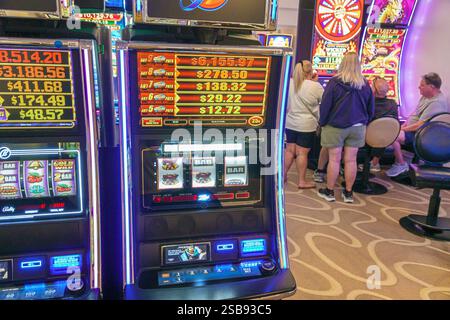 Miami Florida, nave da crociera norvegese NCL Breakaway Ship, itinerario di 11 giorni nel Mar dei Caraibi, a bordo interno, slot machine del casinò, intrattenimento con gioco d'azzardo Foto Stock