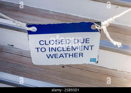 Miami, Florida, nave da crociera norvegese NCL, itinerario di 11 giorni del Mar dei Caraibi, a bordo, cartello, chiuso a causa di condizioni meteorologiche avverse, messaggio di avvertimento, saf Foto Stock