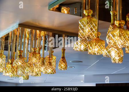 Miami, Florida, nave da crociera norvegese NCL Breakaway, itinerario di 11 giorni nel Mar dei Caraibi, a bordo degli interni, lampadario di illuminazione, decorazioni in cristallo, Foto Stock