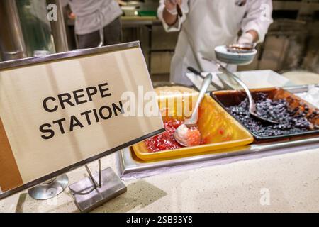 Miami Florida, colazione NCL sulla Norwegian Cruise Line, itinerario di 11 giorni sul Mar dei Caraibi, interno a bordo, The Garden Cafe, buffet illimitato, self-service Foto Stock