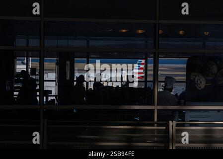 Arlington, Stati Uniti. 1 febbraio 2025. I passeggeri con biglietto aspettano i voli all'aeroporto nazionale Reagan di Arlington, Virginia, sabato 1° febbraio 2025. Il volo American Eagle 5342 e un elicottero militare si scontrarono il 29 gennaio, senza sopravvissuti. Foto di Ken Cedeno/UPI credito: UPI/Alamy Live News Foto Stock