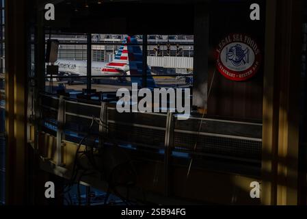 Arlington, Stati Uniti. 1 febbraio 2025. I passeggeri con biglietto aspettano i voli all'aeroporto nazionale Reagan di Arlington, Virginia, sabato 1° febbraio 2025. Il volo American Eagle 5342 e un elicottero militare si scontrarono il 29 gennaio, senza sopravvissuti. Foto di Ken Cedeno/UPI credito: UPI/Alamy Live News Foto Stock