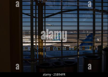 Arlington, Stati Uniti. 1 febbraio 2025. I passeggeri con biglietto aspettano i voli all'aeroporto nazionale Reagan di Arlington, Virginia, sabato 1° febbraio 2025. Il volo American Eagle 5342 e un elicottero militare si scontrarono il 29 gennaio, senza sopravvissuti. Foto di Ken Cedeno/UPI credito: UPI/Alamy Live News Foto Stock