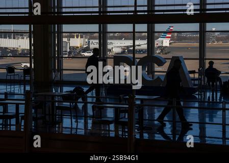 Arlington, Stati Uniti. 1 febbraio 2025. I passeggeri con biglietto aspettano i voli all'aeroporto nazionale Reagan di Arlington, Virginia, sabato 1° febbraio 2025. Il volo American Eagle 5342 e un elicottero militare si scontrarono il 29 gennaio, senza sopravvissuti. Foto di Ken Cedeno/UPI credito: UPI/Alamy Live News Foto Stock