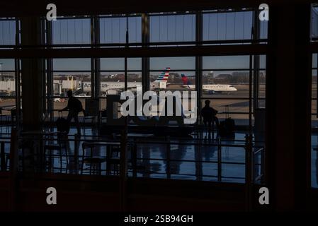 Arlington, Stati Uniti. 1 febbraio 2025. I passeggeri con biglietto aspettano i voli all'aeroporto nazionale Reagan di Arlington, Virginia, sabato 1° febbraio 2025. Il volo American Eagle 5342 e un elicottero militare si scontrarono il 29 gennaio, senza sopravvissuti. Foto di Ken Cedeno/UPI credito: UPI/Alamy Live News Foto Stock