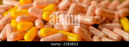 Una pila di tavolette. Immagine macro di un mucchio di pillole. Farmaco in capsule. Concetto di salute e uso improprio dei farmaci Foto Stock