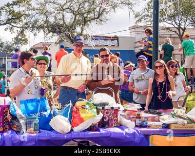 New Orleans, LOUISIANA, USA - 2 marzo 2014: Gli spettatori della sfilata sulla strada della parata di St. Charles Avenue si preparano a scattare foto da uno shotski mentre aspettano che la prossima parata si svolga Foto Stock