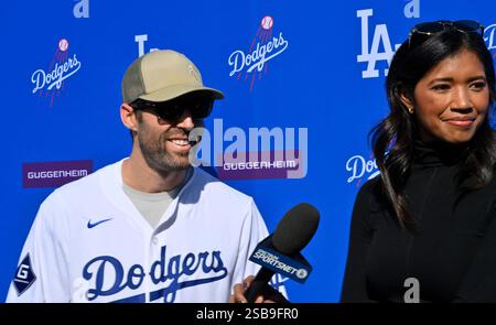 Los Angeles, Stati Uniti. 1 febbraio 2025. Chris Taylor parla con un gruppo di giornalisti durante una conferenza stampa del DodgerFest al Dodger Stadium di Los Angeles sabato 2 febbraio 2025. Foto di Jim Ruymen/UPI credito: UPI/Alamy Live News Foto Stock